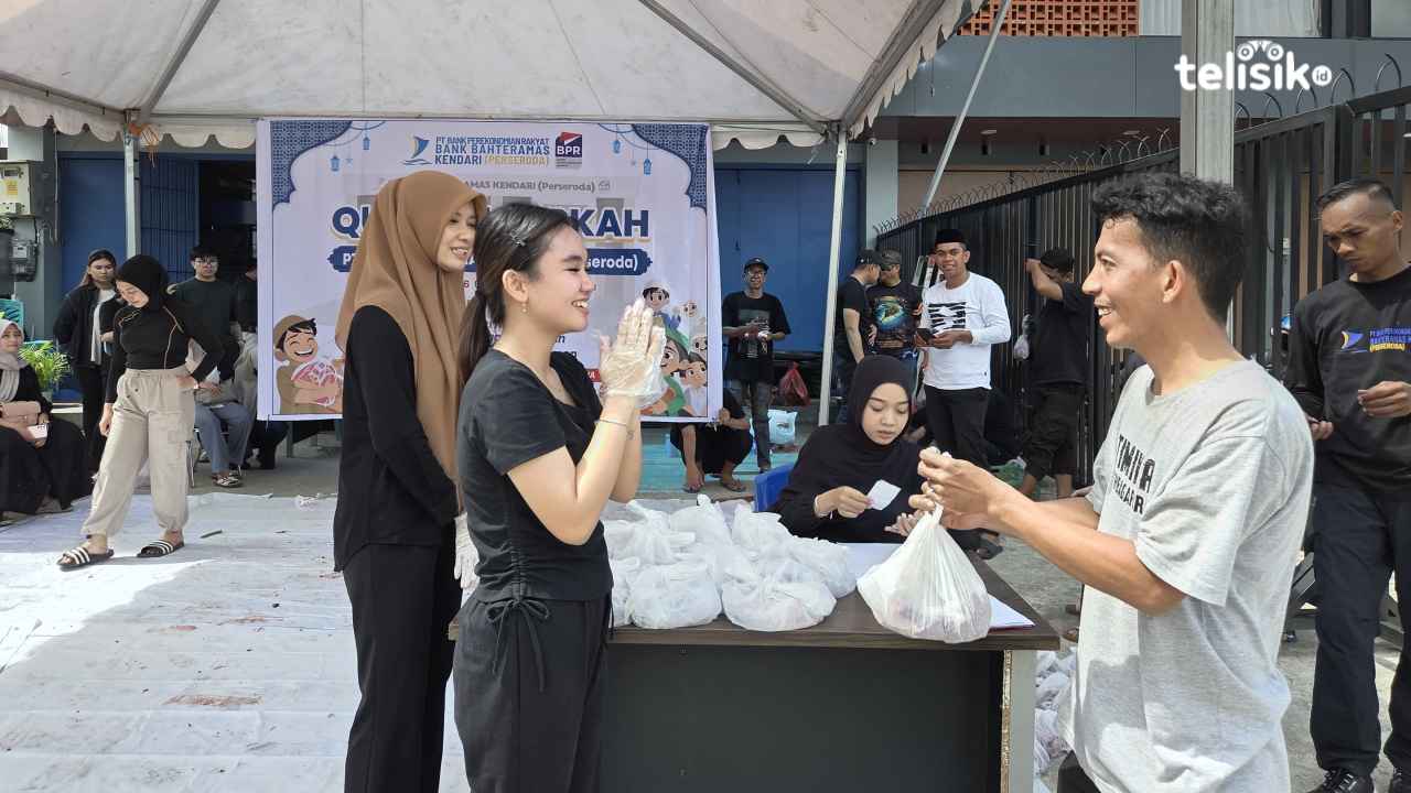 Pegawai PT BPR Bahteramas Kendari (Perseroda) menyerahkan daging kurban kepada masyarakat penerima manfaat pada kegiatan pembagian daging kurban Idul Adha 1447 Hijriah di halaman kantor BPR Bahteramas Kendari, Kamis (28/5/2026). Foto: Ana Pratiwi/Telisik