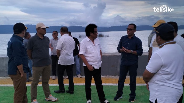 Asisten II Pemkab Muna, La Ode Sairuddin, bersama Wabup La Ode Asrafil Ndoasa mendampingi Wakil Ketua Komisi V DPR RI, Ridwan Bae, meninjau SOR La Ode Pandu. Foto : Sunaryo/Telisik