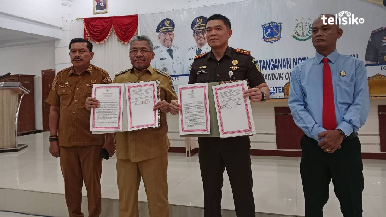 Bupati Muna, Bachrun Labuta dan Kajari, Indra Thymoti meneken MoU perdata dan tata usaha negara (Datun). Foto: Sunaryo/Telisik