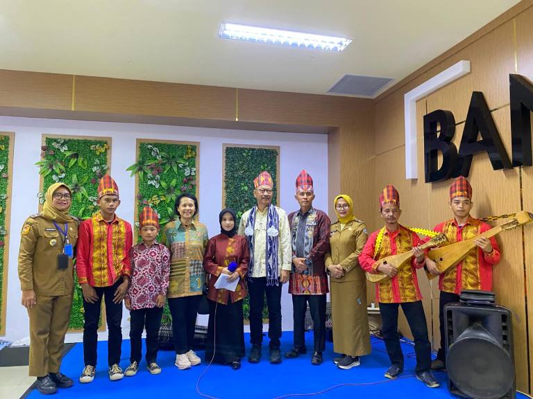 Bambang Susantono disambut oleh tarian tradisional dan jajaran Pemerintah Kota Kendari di Bandara Haluoleo, Selasa (5/5/2026). Foto: Ist.