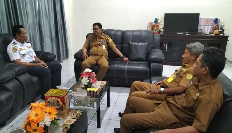 Jajaran Pemerintah Kota Baubau bersama Kepala Dinas Perhubungan, La Ode Muh Takdir, saat membahas surat resmi yang dilayangkan kepada PLN demi keselamatan warga dan keindahan tata kota. Foto: Ist
