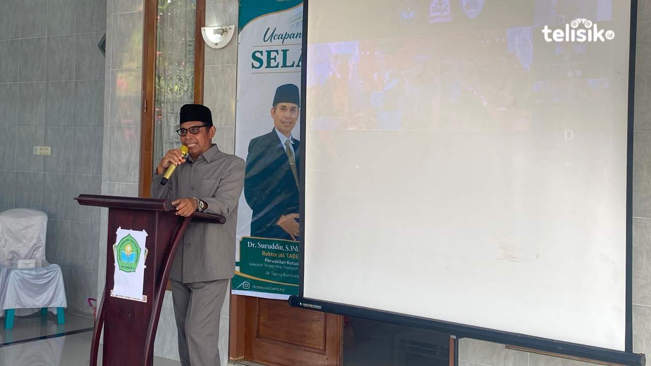 Dr. Suruddin menyampaikan sambutan saat prosesi wisuda yang digelar di kediamannya, Rabu (20/5/2026). Foto: Zulkifli/Telisik