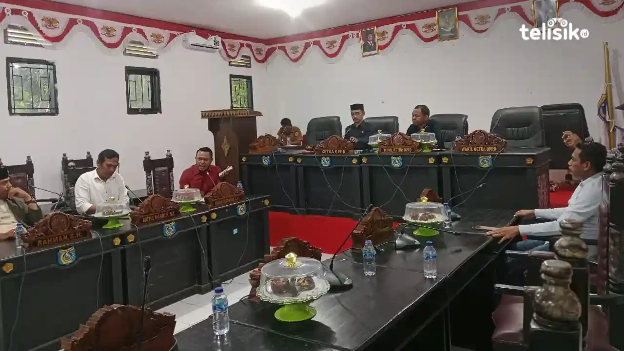 Ketua DPRD Mubar, La Ode Rafiudin gelar rapat dengar pendapat terkait dugaan PT Bangkit Lolibu Perkasa yang beroperasi tanpa izin lingkungan.  Foto: Aldin/Telisik