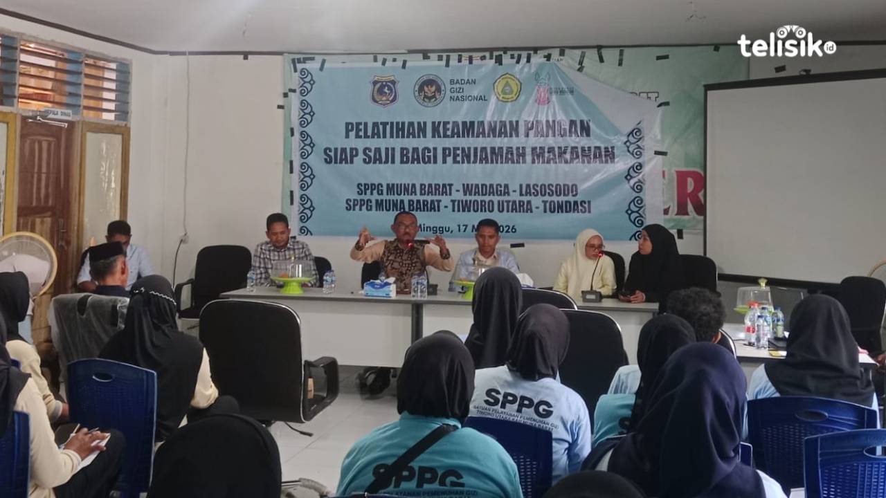 Kepala Dinas Kesehatan Muna Barat saat memberikan materi manajemen kepada relawan SPPG Kecamatan Wadaga dan Tiworo Utara.  Foto: Aldin/Telisik