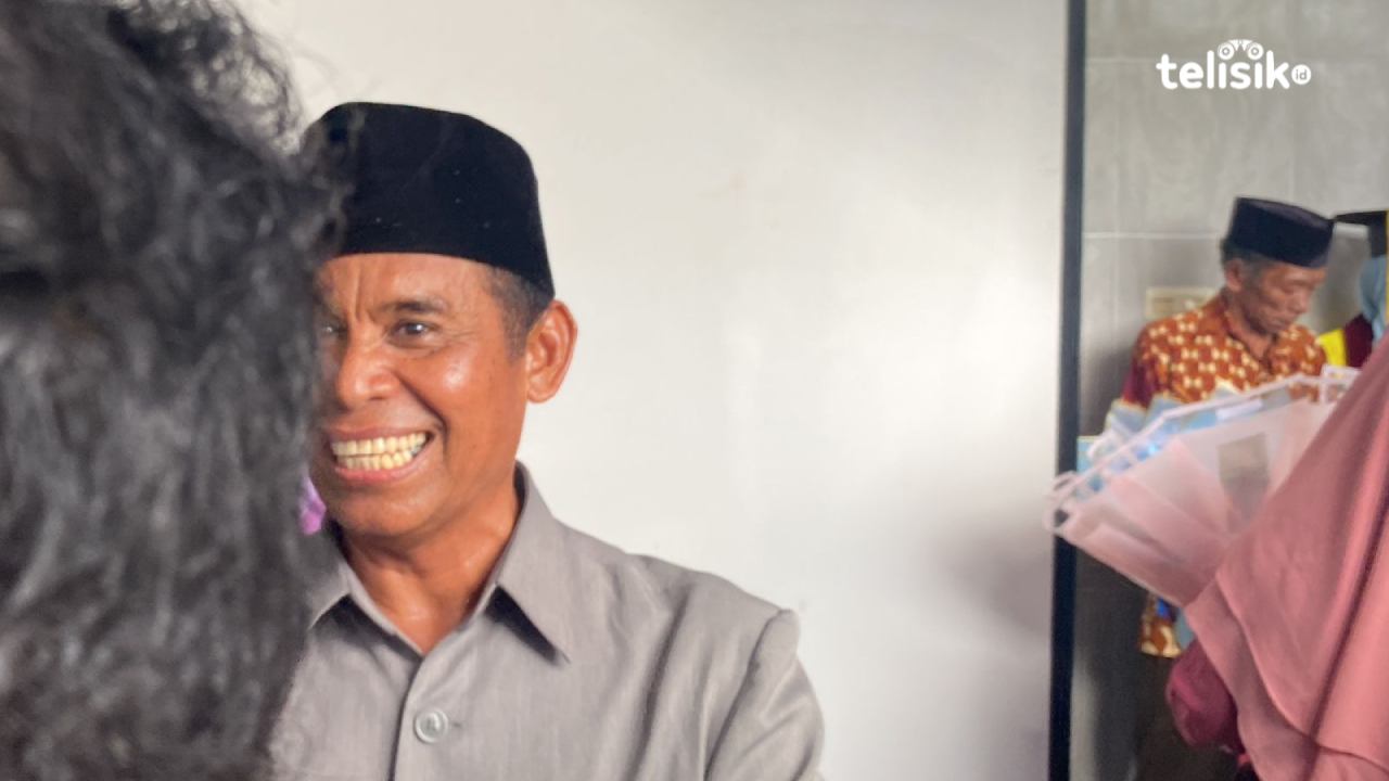 Dr. Suruddin saat diwawancarai awak media usai prosesi wisuda STIT At-Taqwa Gegerkalong Bandung yang dilaksanakan di kediamannya, Rabu (20/5/2026). Foto: Zulkifli/Telisik