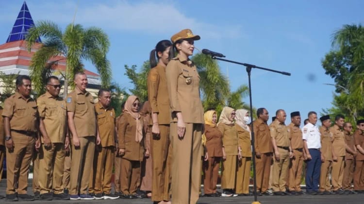 Gubernur Maluku Utara, Sherly Tjoanda, saat memberi arahan kepada ASN. Foto: Repro RRI