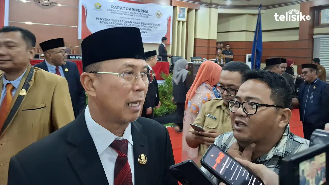 Gubernur Sultra, Andi Sumangerukka, memberikan keterangan kepada awak media usai menghadiri Rapat Paripurna penyerahan LHP BPK RI atas laporan keuangan Pemprov Sultra Tahun Anggaran 2025 di DPRD Sultra. Foto: Erni Yanti/Telisik
