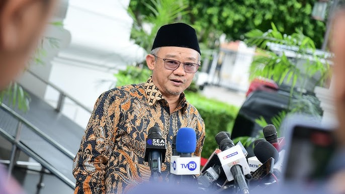 Mendikdasmen, Abdul Mu’ti, menjelaskan penghentian penugasan guru honorer mulai 2027 mengikuti aturan Undang-Undang ASN. Foto: YouTube@sekretariat presiden
