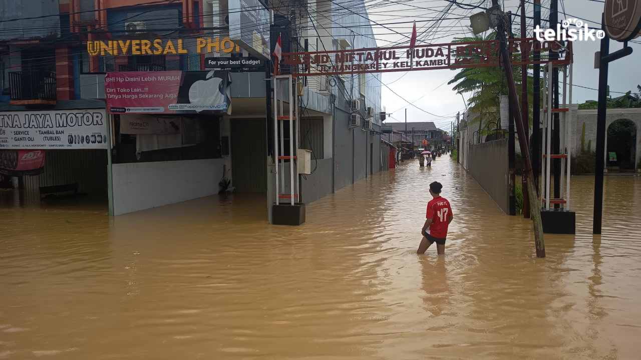 Kondisi pemukiman warga yang terendam banjir di Jalan H.E.A Mokodompit, Kecamatan Kambu, Kota Kendari, Minggu (10/5/2026). Foto: Fandi Ardin/Telisik