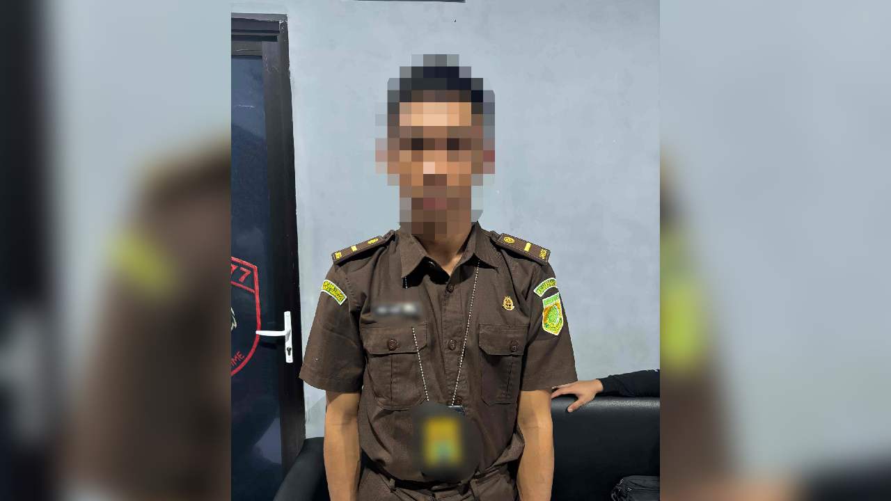 Pria di Kendari berinisial IK (28) ditangkap polisi usai mengaku sebagai jaksa di Kejati Sultra dan tipu sejumlah korban. Foto: Ist.