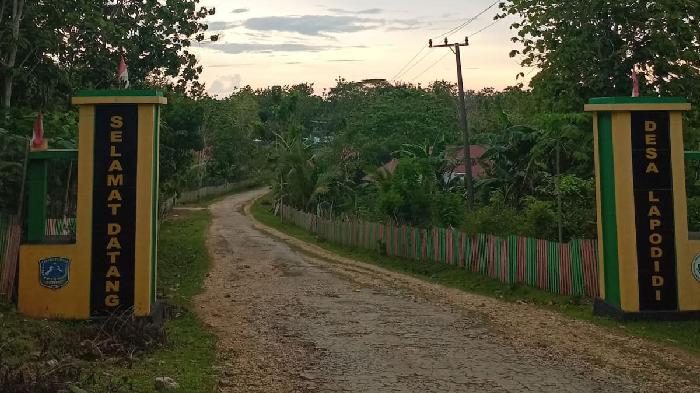 Salah satu ruas jalan yang rusak di Desa Lapodidi, Kecamatan Kontunaga, Kabupaten Muna. Foto : Ist.