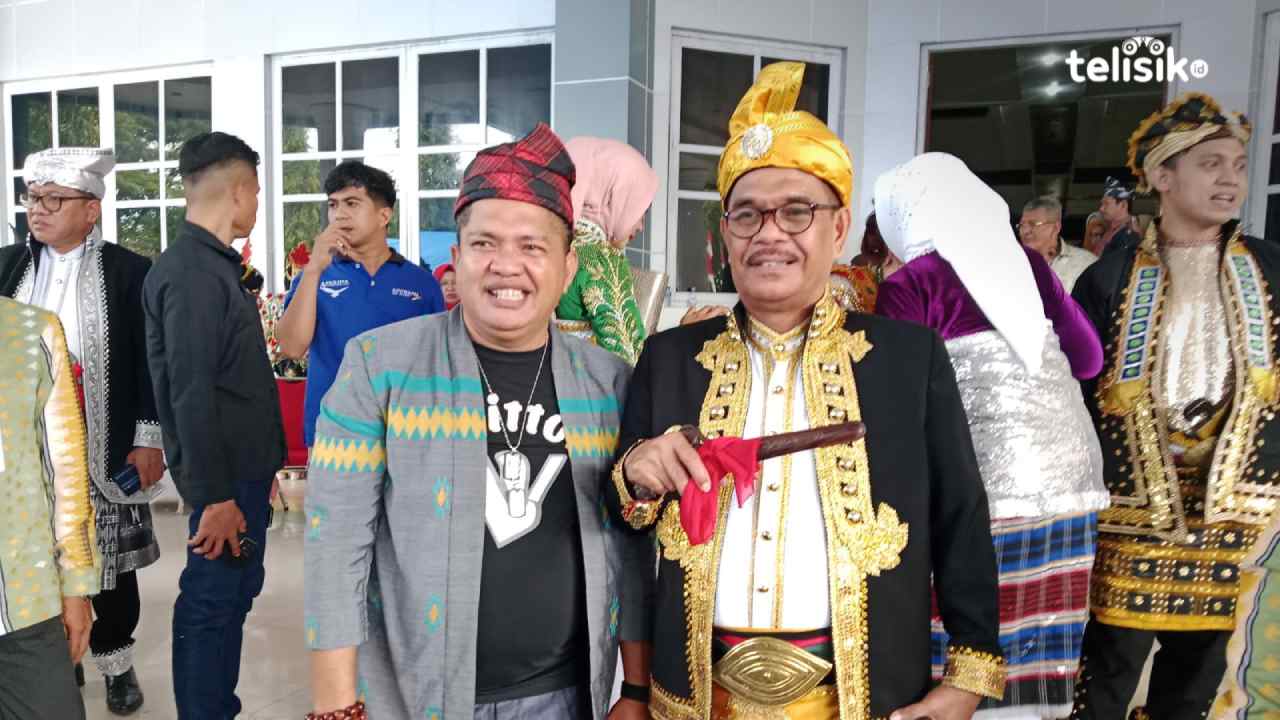 Kades Moolo, Nasir (kiri), bersama Wakil Bupati Muna, La Ode Asrafil Ndoasa. Foto : Sunaryo/Telisik