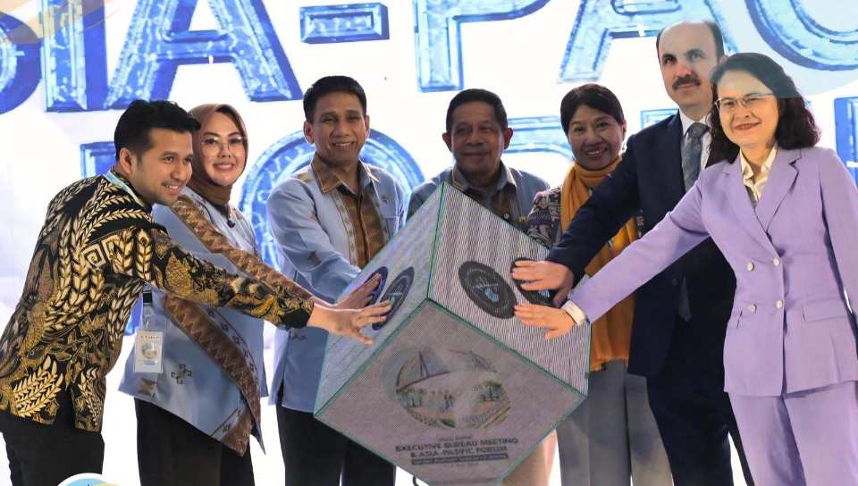 Wali Kota Kendari, Siska Karina Imran, bersama Wakil Gubernur Sulawesi Tenggara, Hugua, dan delegasi internasional menekan tombol pembukaan UCLG ASPAC Executive Bureau Meeting and Asia-Pacific Forum 2026 di Kota Kendari, Jumat (8/5/2026). Foto: Website Ke