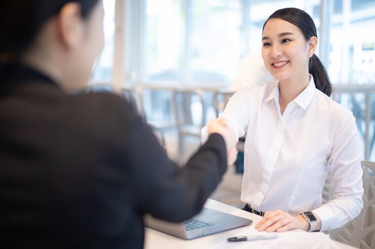 Seorang pelamar kerja berjabat tangan dengan pewawancara usai proses wawancara, mencerminkan kesan profesional dan peluang kerja yang positif. Foto: broadwaysh.com