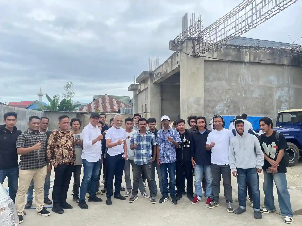 Sejumlah perwakilan mahasiswa foto bersama Sekretaris NasDem Sultra, Tahir Lakimi setelah menyampaikan tuntutan dan pernyataan sikap mengenai dinamika pergantian pimpinan DPRD. Foto: Ist.