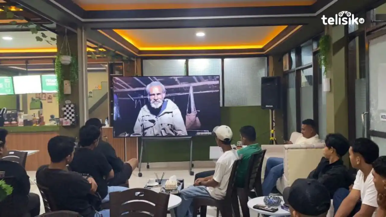 Suasana nobar film dokumenter Pesta Babi di Luna Coffeeshop, Wakatobi. Foto: Zulkifli/Telisik