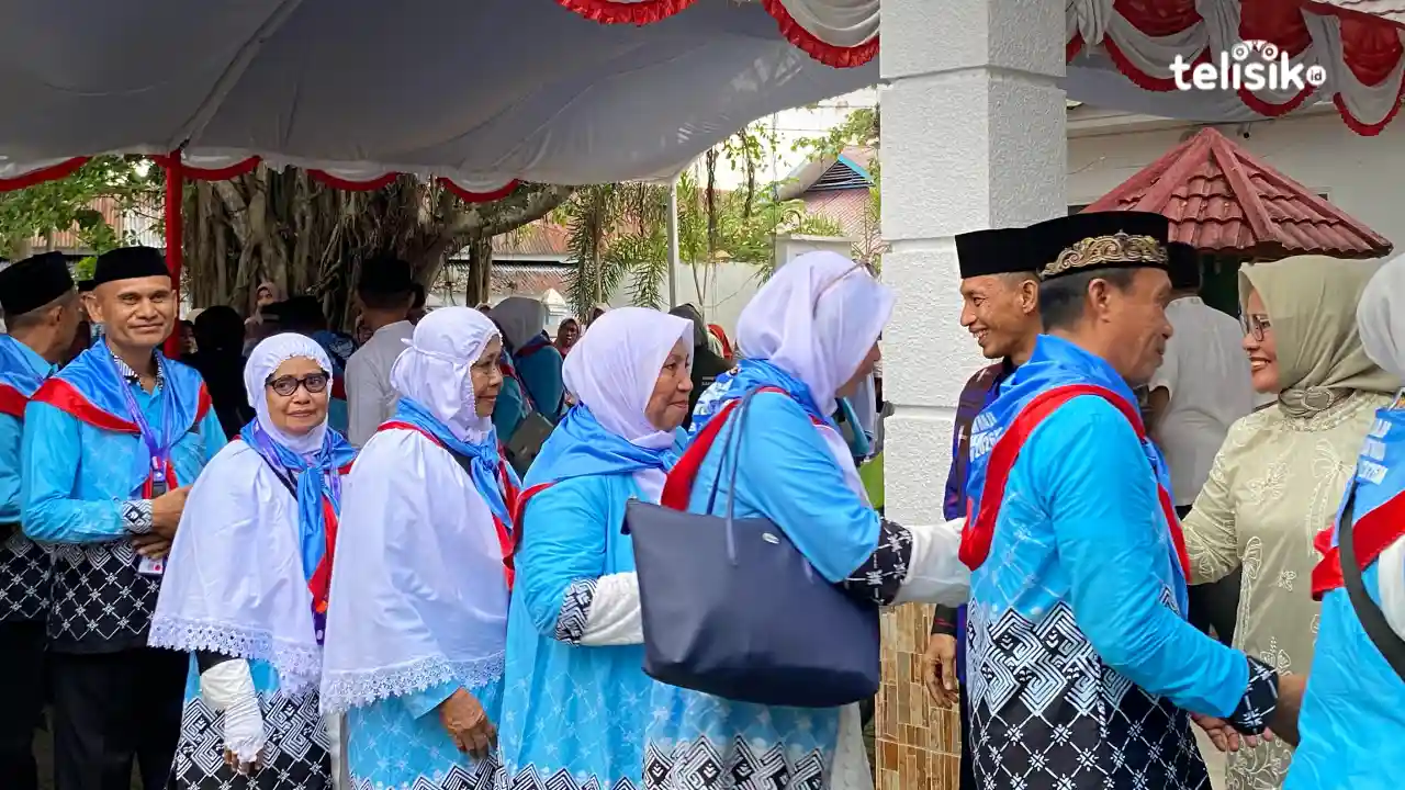Bupati Wakatobi, Haliana saat melepas jemaah calon haji 2026. Foto: Zulkifli/Telisik