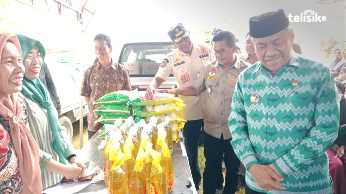 Bupati Muna, Bachrun Labuta, bersama Wabup La Ode Asrafil Ndoasa memantau pelaksanaan pasar murah, Kamis (21/5/2026). Foto : Sunaryo/Telisik