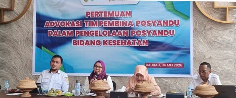 Ketua Tim Penggerak PKK Kota Baubau, selaku Ketua Tim Pembina Posyandu, Aryati Yusran, bersama Dinas Kesehatan Baubau. Foto: Ist.