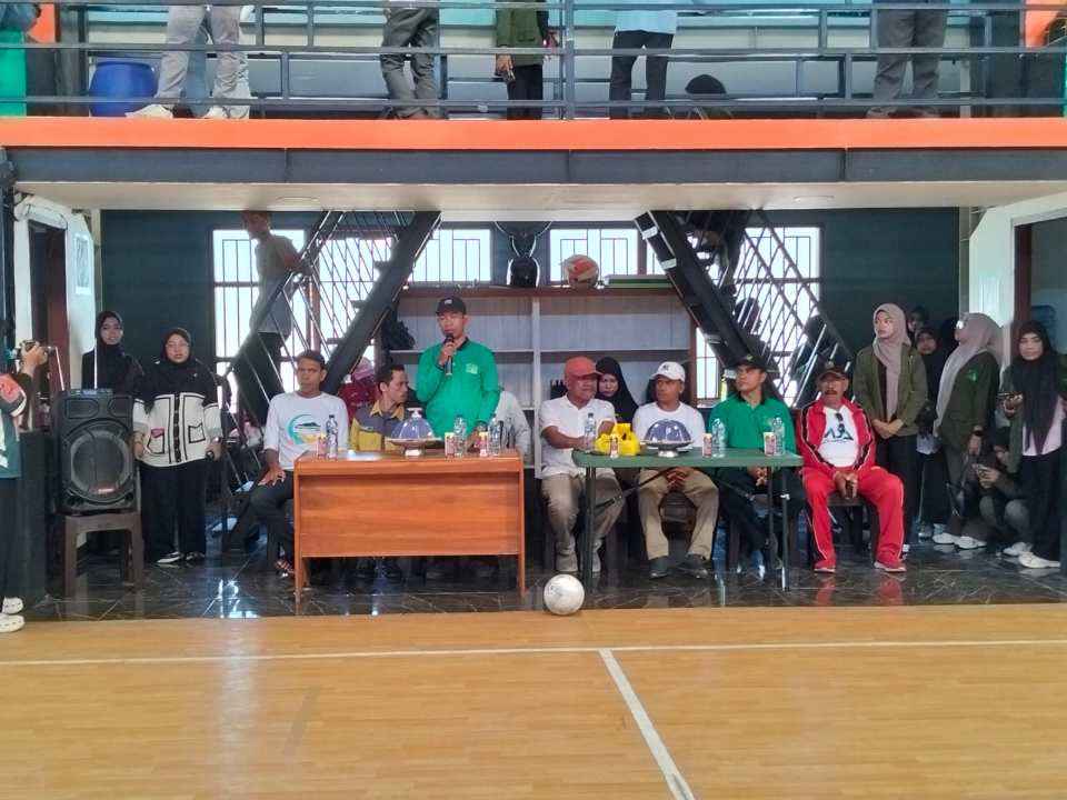 Rektor Universitas Muslim Buton, La Ode Rasmin, turut memantau jalannya pertandingan turnamen futsal expo, Jumat (15/5/2026). Foto: Ist.