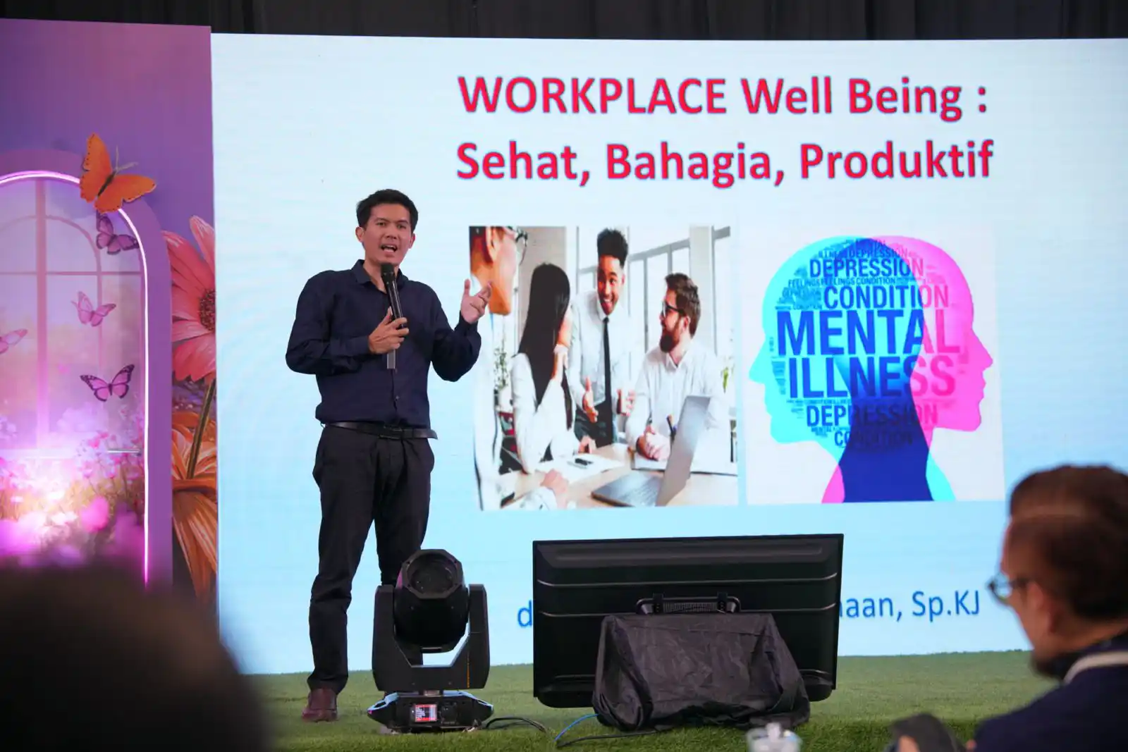 Dokter spesialis kejiwaan (Sp.KJ) memberikan pemaparan mengenai pentingnya kesejahteraan di tempat kerja dalam sebuah seminar. Foto: Ist.
