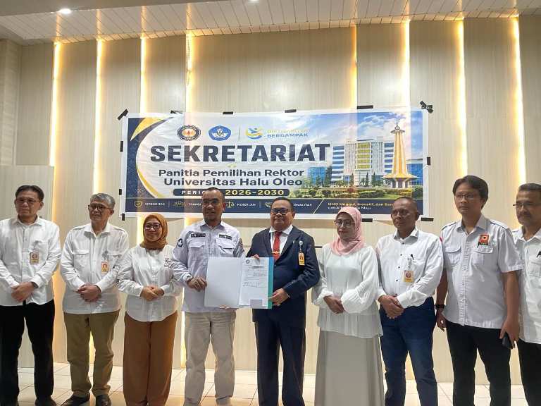 Penyerahan berkas administrasi bakal calon Rektor UHO Kendari periode 2026-2030 oleh Dekan Fakultas Farmasi, Prof. Dr. Ruslin, di Sekretariat Panitia Pilrek, Gedung Rektorat UHO lantai 4, Senin (18/5/2026). Foto: Ist.