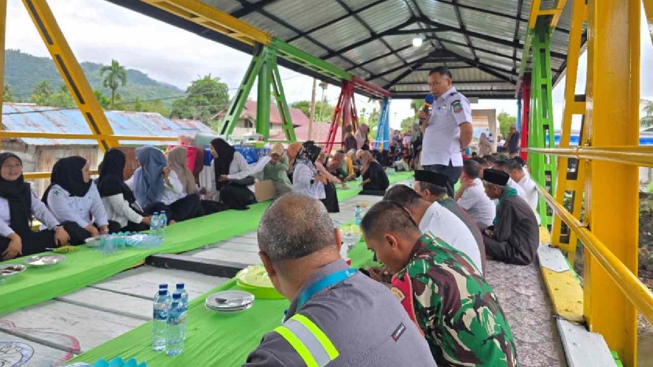 Perbaikan Jembatan Tinobu didukung ANTAM Konawe Utara, memperkuat akses warga dan aktivitas ekonomi masyarakat setempat. Foto: Ist.