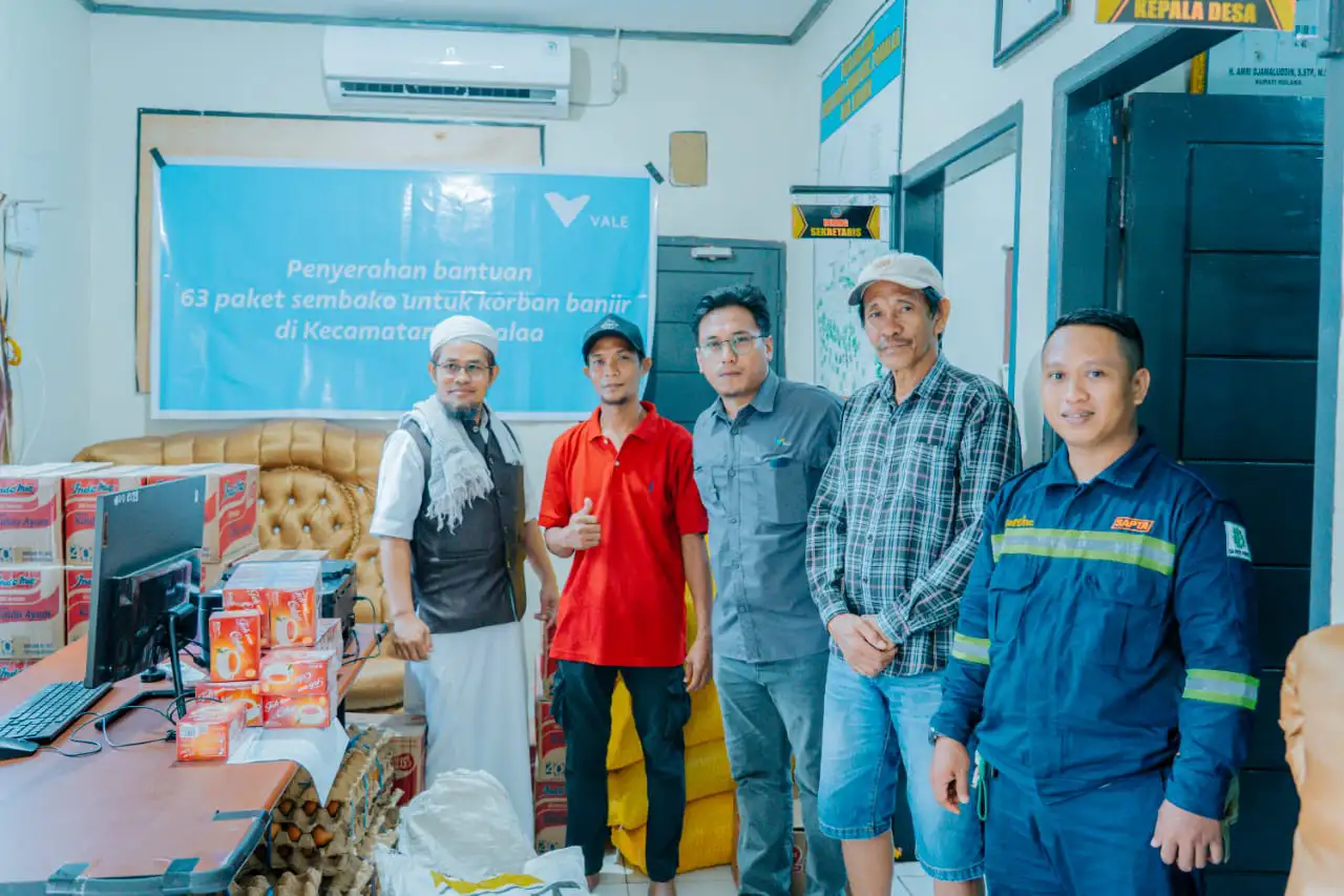 PT Vale salurkan bantuan sembako kepada 20 KK korban banjir di Desa Totobo Kolaka. Foto: Ist.