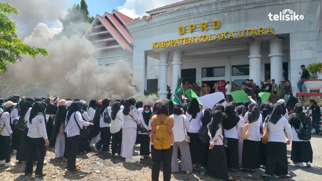 Ratusan PPPK PW nakes Kolaka Utara menggelar aksi unjuk rasa di depan Gedung DPRD Kolaka Utara, Senin (18/5/2026). Foto: Muh. Risal H/Telisik