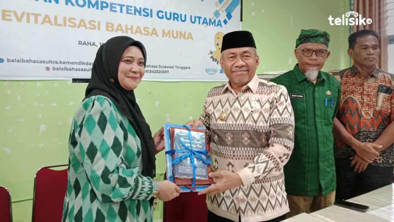 Bupati Muna, Bachrun Labuta, menerima buku dari Kepala Balai Bahasa Sultra, Dewi Pridayanti. Foto : Sunaryo/Telisik