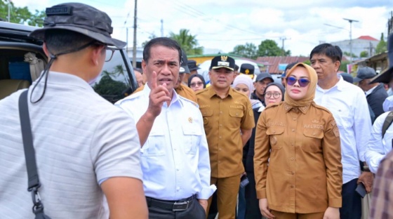 Menteri Pertanian, Andi Amran Sulaiman, didampingi Wali Kota Kendari, Siska Karina Imran, saat kunjungan di lokasi banjir, Selasa (12/5/2026). Foto: Ist.