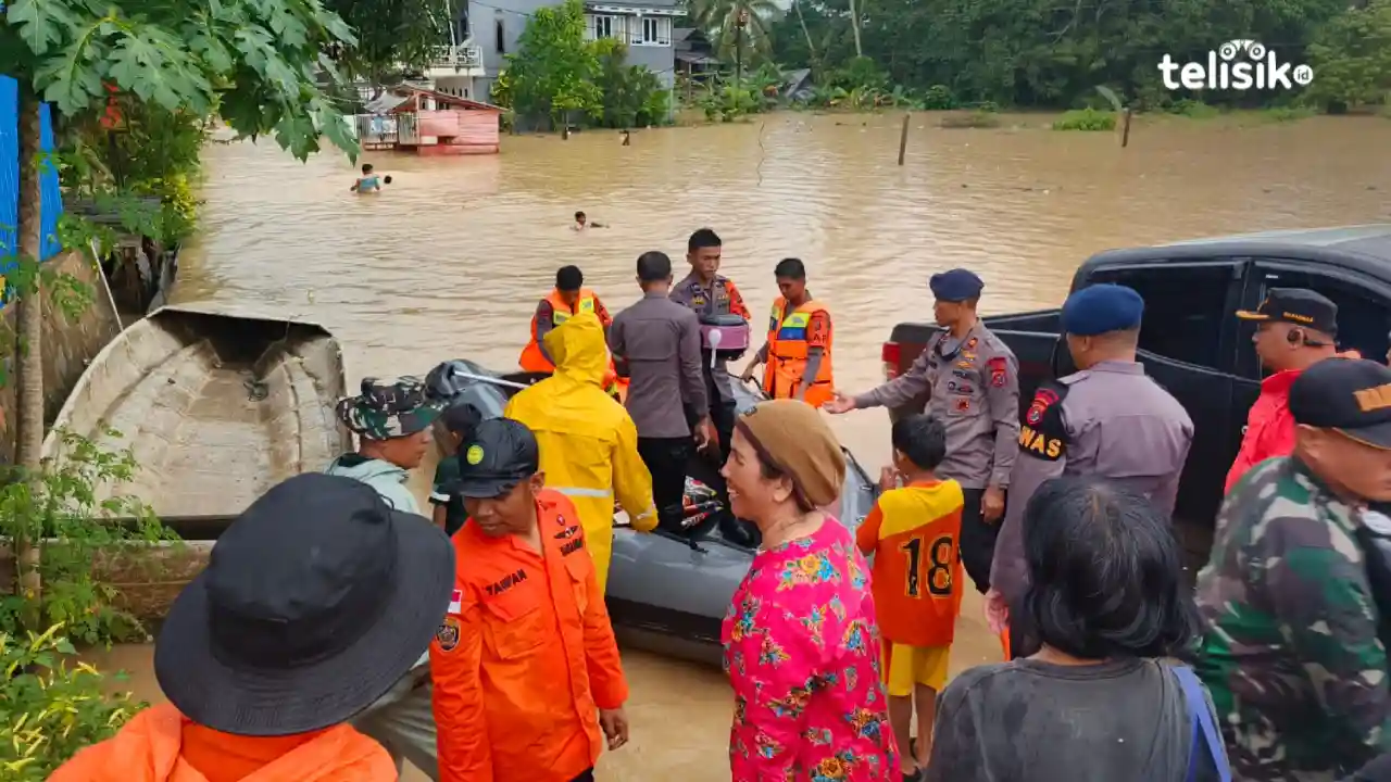 Tim gabungan sedang mengevakuasi beberapa perabot rumah tangga warga yang terendam banjir. Foto: Gede Suyana Sriski/Telisik