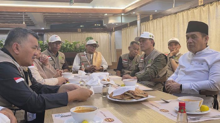 Wakil Menteri Agama RI, Dr. Romo H.R. Muhammad Syafi'i, S.H, M. Hum (kanan), saat pertemuan dengan Tim Koordinasi Haji di Kota Makkah, Arab Saudi, Rabu (20/5/2026). Foto: Ist.
