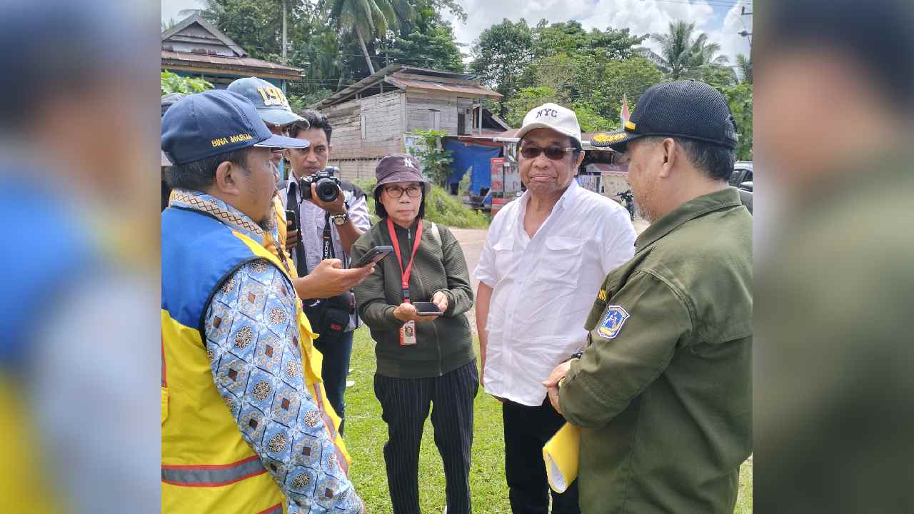 Wakil Ketua Komisi V DPR RI, Ridwan Bae (kedua dari kanan), bersama Kadis PUPR Kabupaten Muna, Mustajab, saat meninjau jalan rusak di Kecamatan Bone, Sabtu (16/5/2026). Foto : Ist.
