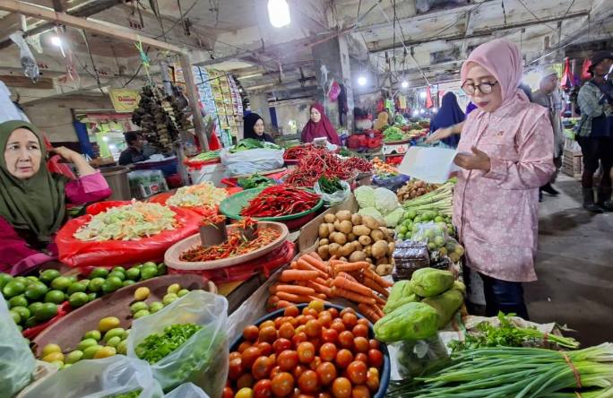 Asisten II Setda Kota Kendari, Nismawati, memimpin sidak pasar menjelang Idul Adha 2026 memastikan stok pangan aman. Foto: Ist.