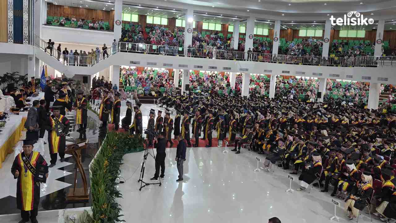 Suasana prosesi wisuda Universitas Halu Oleo di Auditorium Mokodompit yang di gelar Kamis (7/5/2026). Foto: Ana Pratiwi/Telisik