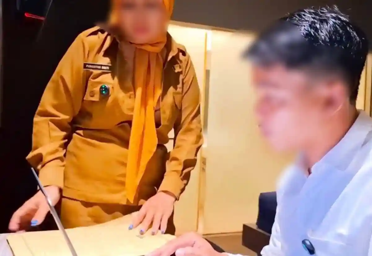 Video guru bahasa Inggris dan murid viral, warganet diingatkan waspadai tautan berbahaya. Foto: X(dulunya Twitter)@sarah violet