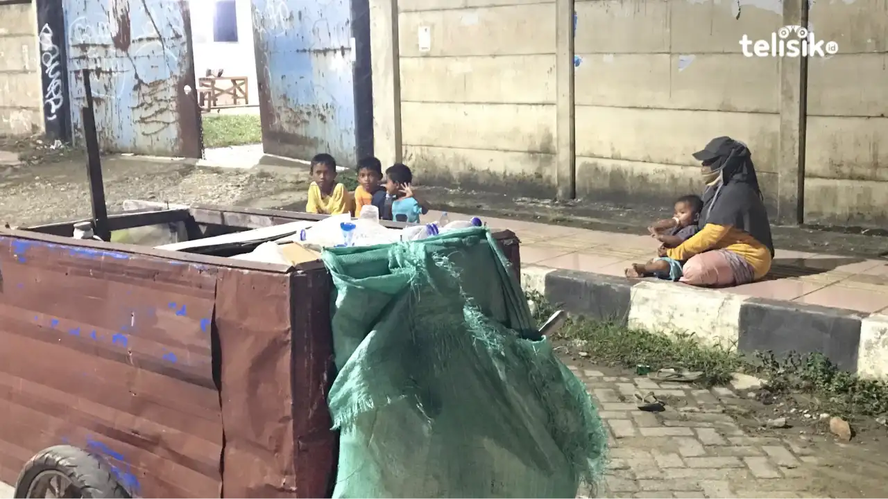 Ibu Ayu (kanan pakai topi) menjalani kehidupan sebagai pemulung di Kota Kendari. Foto: Gusti Kahar/Telisik