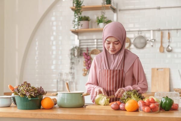 Ilustrasi seorang perempuan menyiapkan makanan di dapur rumah. Foto: shutterstok.com