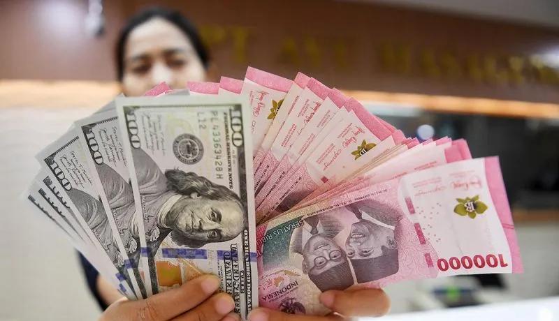 Rupiah melemah hingga Rp 18.000 per dolar AS akibat tekanan global dan faktor domestik. Foto: Repro Antara