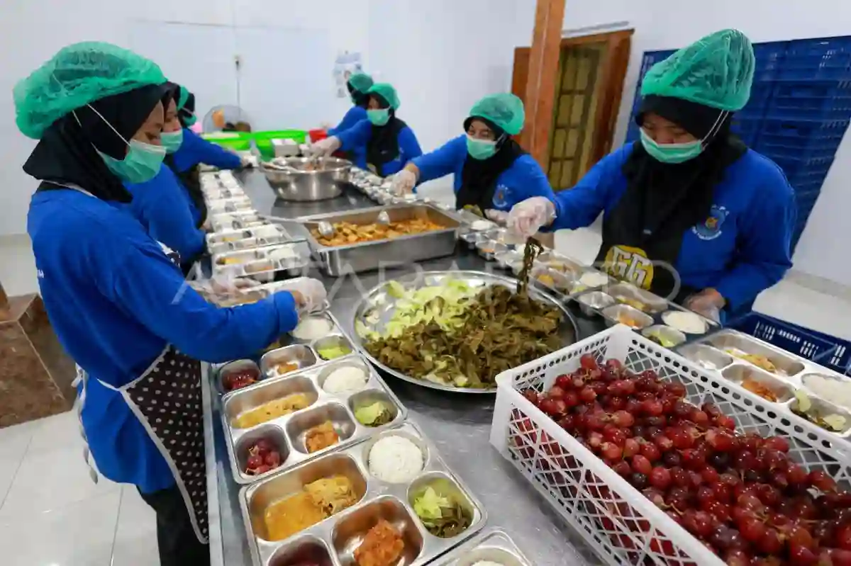 Pemerintah mengevaluasi program MBG setelah ditemukan pembengkakan ribuan titik layanan. Foto: Repro Antara