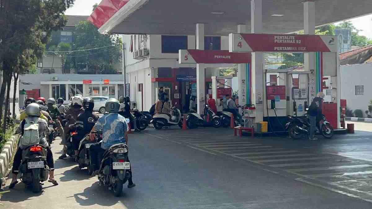 Ramai di media sosial, harga awal Pertalite Rp 18.040 per liter memicu pertanyaan publik. Foto: Repro Harapan Rakyat