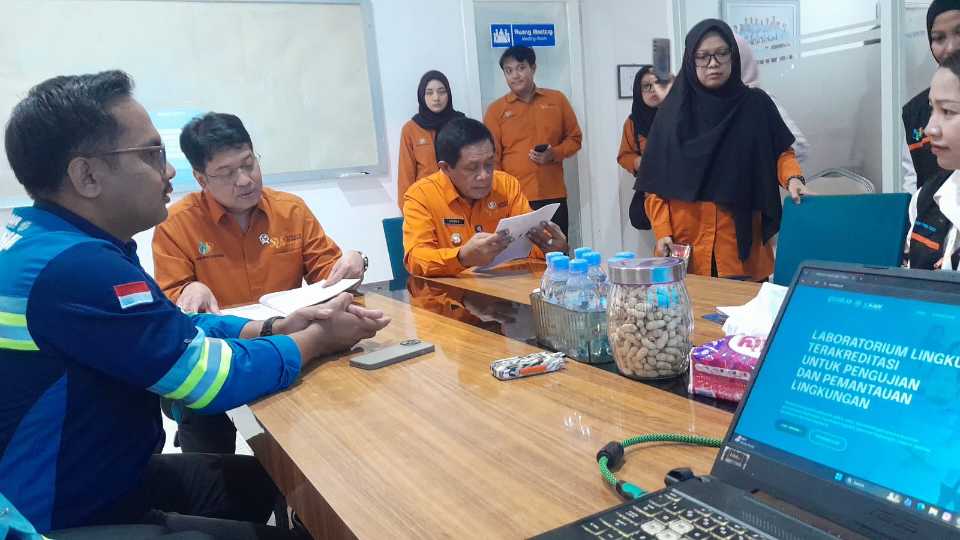 Wakil Kepala BPS RI, Sonny Budiutomo Harmadi, bersama jajaran BPS Sulawesi Tenggara meninjau dan berdiskusi dengan pihak laboratorium terkait pendataan usaha pada hari pertama pelaksanaan Sensus Ekonomi 2026 di Sulawesi Tenggara. Foto: Ist.