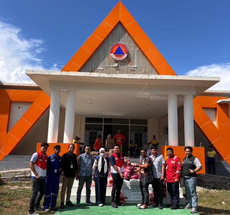 Penyerahan bantuan kemanusiaan oleh Pertamina Patra Niaga Regional Sulawesi bersama Hiswana Migas DPC VII kepada masyarakat terdampak gempa bumi di Kabupaten Sigi, Sulawesi Tengah. Foto: Ist.