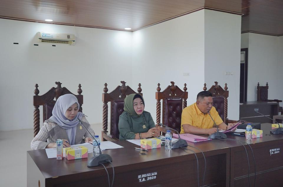 Anggota DPRD Sultra, Andi Muhammad Saenuddin (baju kuning), menegaskan komitmen mengawal pembayaran hak 2.577 PPPK ber-SK Gubernur agar terealisasi sesuai aturan. Foto: Ist.