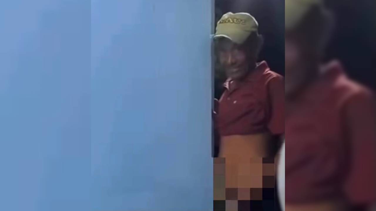 Seorang pria di Baubau yang diduga ODGJ saat memamerkan alat kelaminnya. Foto: Screenshot video.