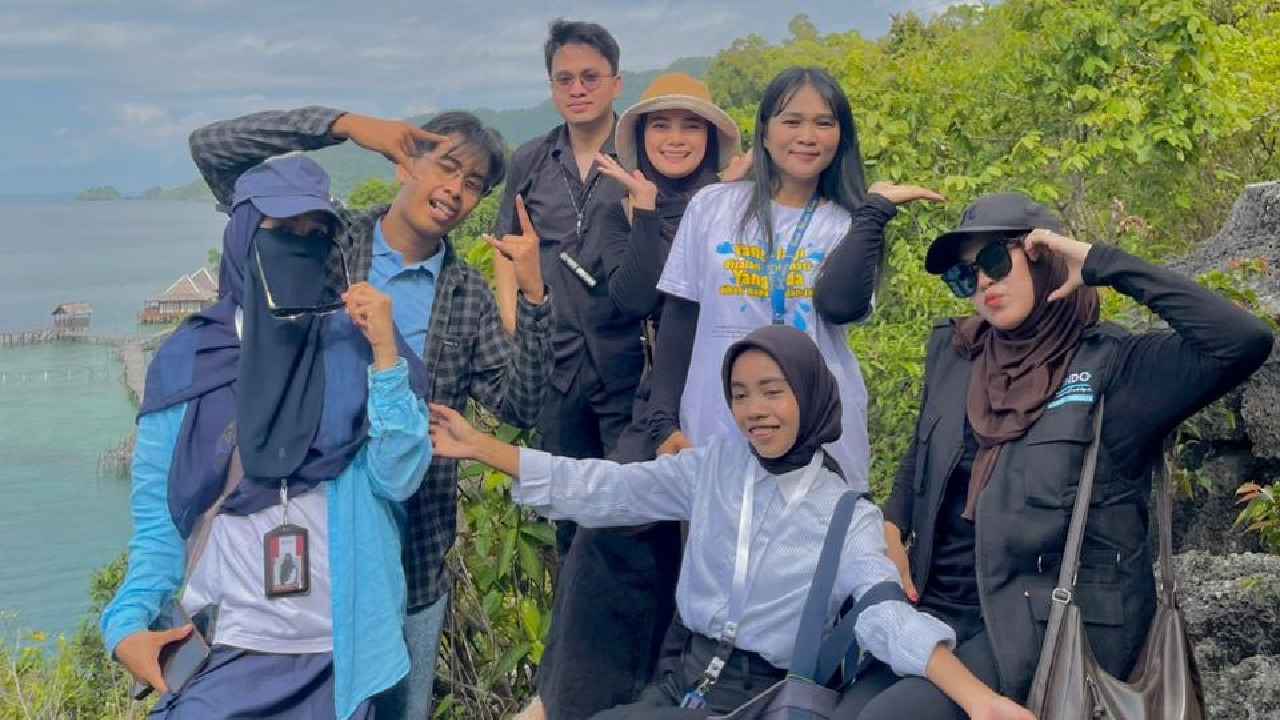 Peserta dan panitia Festival Labengki 2026 di salah satu titik panorama Pulau Labengki, Kabupaten Konawe Utara. Festival digelar pada 29-30 Mei 2026 berhasil menarik puluhan wisatawan dan memberikan dampak ekonomi bagi masyarakat setempat. Foto: Ist.