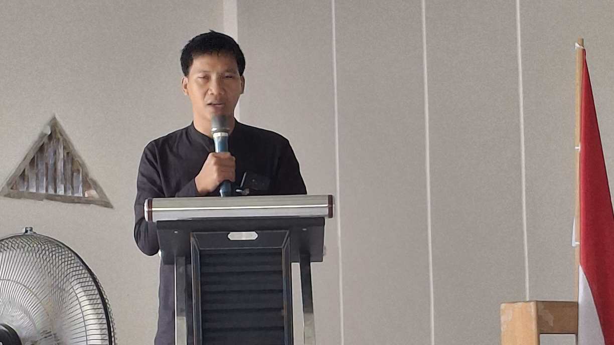Presiden BEM Universitas Muslim Buton, Ihwal Andra Winata, menyampaikan sikap BEM UMU Buton terkait rencana aksi penolakan kenaikan harga BBM nonsubsidi. Foto: Ist.