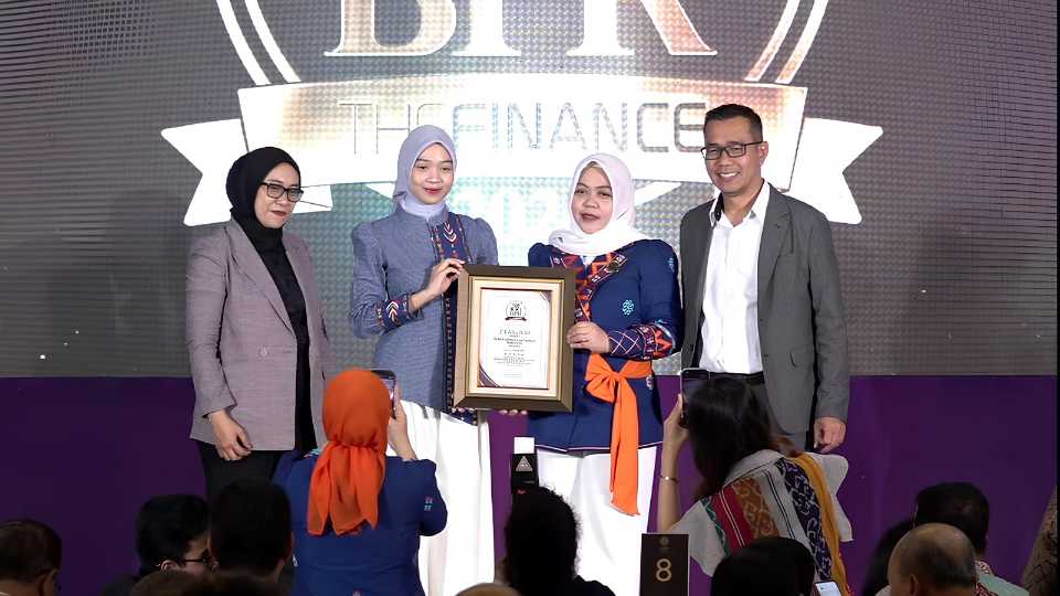 Direktur Utama PT BPR Bahteramas Kendari (Perseroda), Suryaningsih (kedua dari kanan), menerima piagam penghargaan bintang 5 dalam ajang Top 100 BPR Award 2026 yang diserahkan langsung oleh Direktur Infobank Institute Rully Ferdian (kanan) dan Direktur In