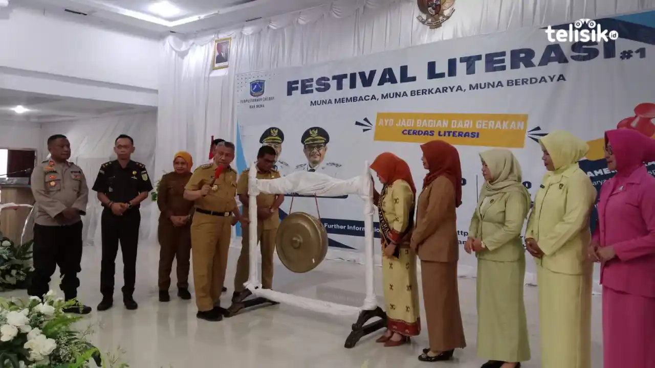 Bupati Muna, Bachrun Labuta didampingi Wakil Bupati, La Ode Asrafil Ndoasa membuka festival literasi. Foto: Sunaryo/Telisik